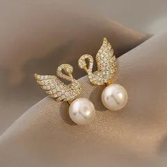 Simple duck pearl earring